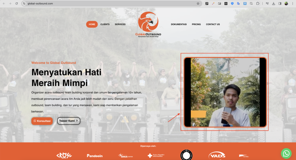 Video Testimonial di container teratas website Global Outbbound sangat membantu meningkatkan konversi iklan website ini